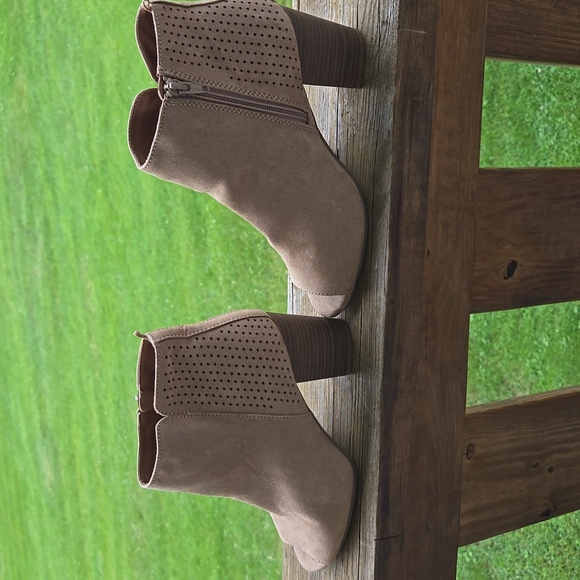 OLD NAVY PEEP TOE Brown SUEDE LIKE SIDE ZIPPER SANDALS 8M - Picture 3 of 4